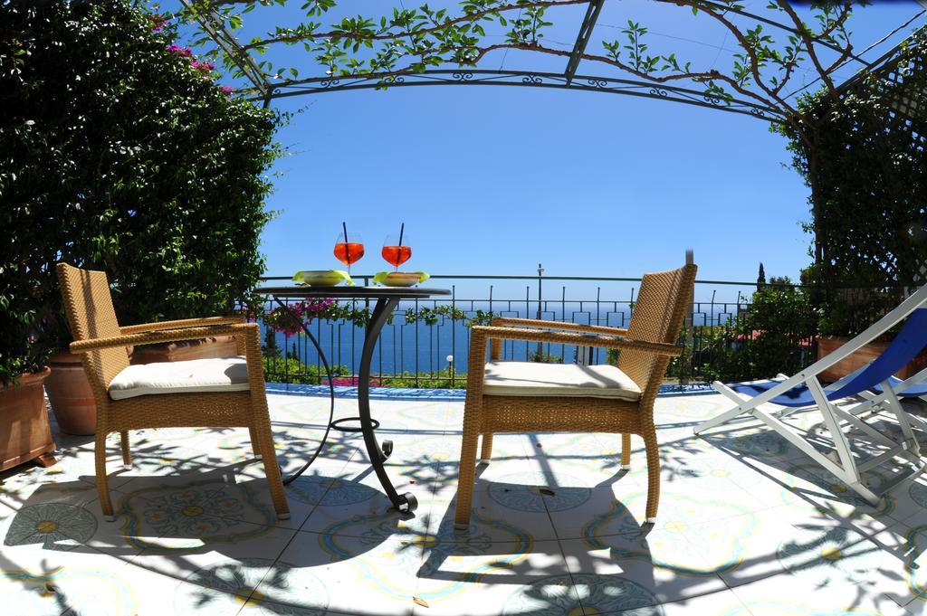 Doppel-/ Zweibettzimmer mit Terrasse und Meerblick